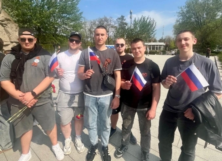 9 мая, в День празднования Великой Победы, студенты групп ВЭВХ252 и ВЭВХ432 с классным руководителем