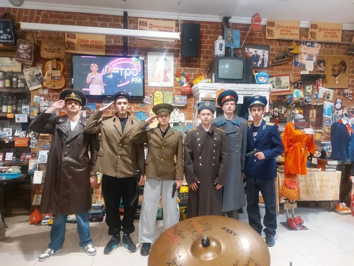 Ура! Мы покорили Казань! 🎉  Наши десятиклассники продолжают своё большое путешествие, и наконец-то, 