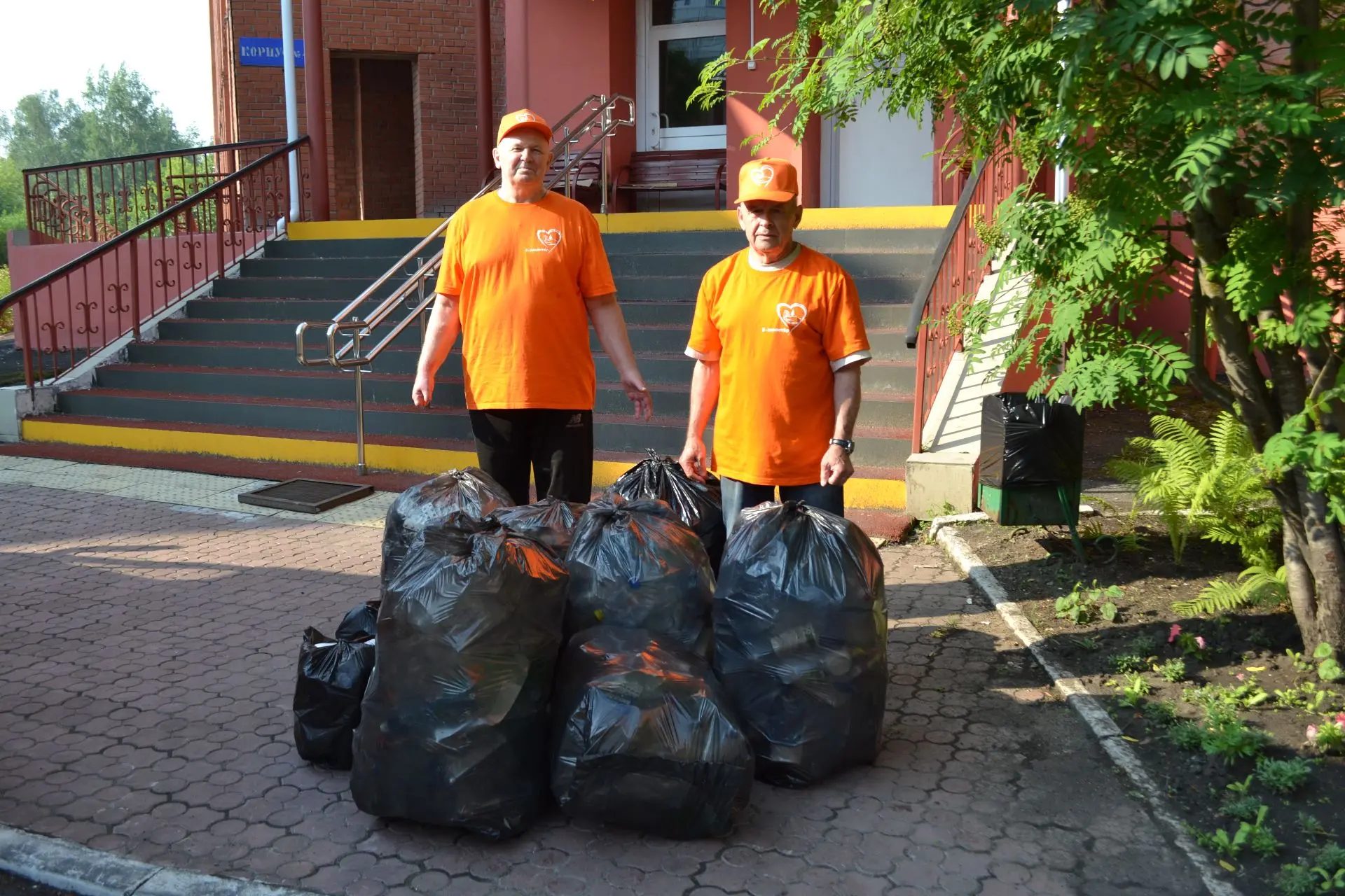 🍀Сохраним планету вместе!🍀 

Волонтеры Нежинского центра из числа проживающих и работников всегда 