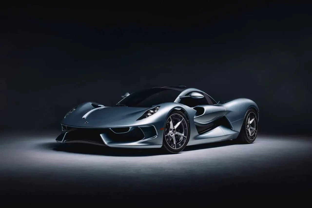 Hennessey Blackbird — гиперкар с атмосферным V8, механикой и без единого экрана.
Под капотом — 6,2-л