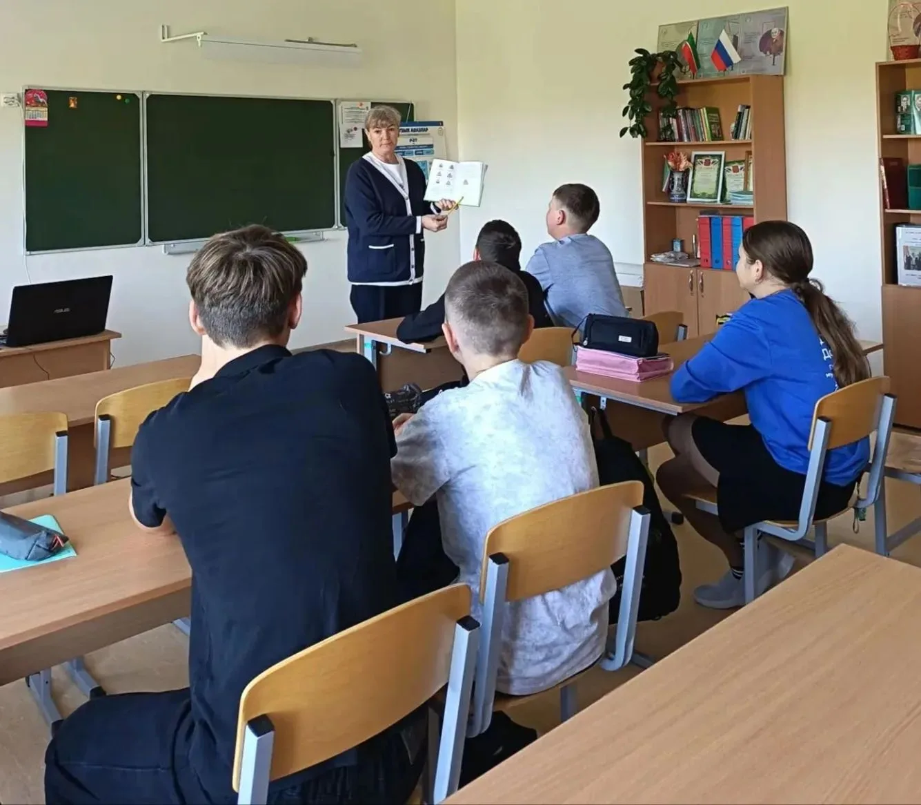 Прошел классный час "Назначение и виды дорожных знаков" в 8 классе.