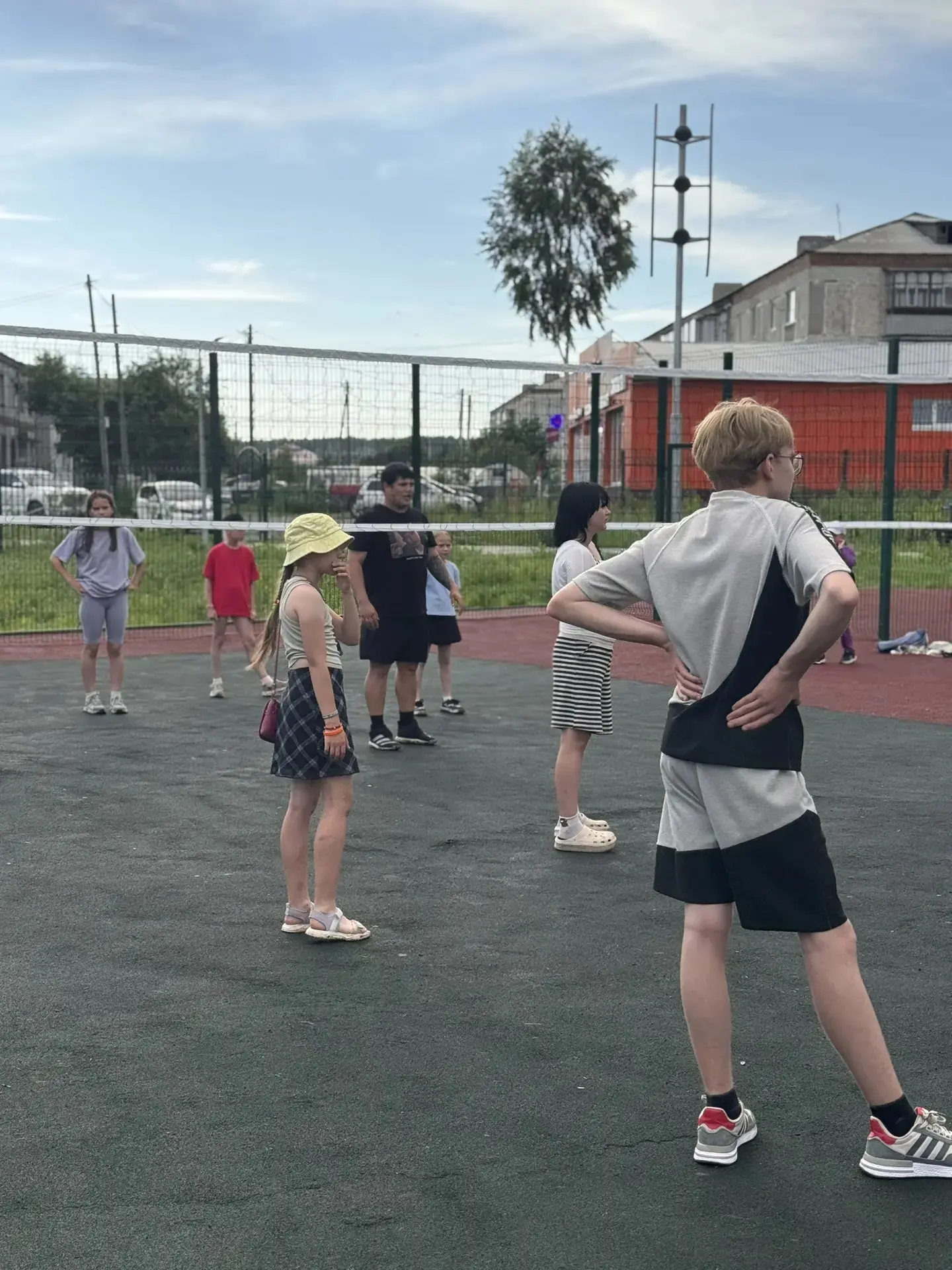 🏐Волейбольная площадка в парке стала местом притяжения для детей и подростков села Курьи.