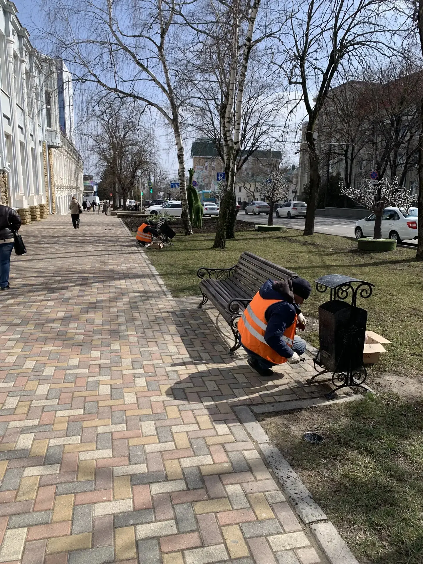 Продолжаем приводить в порядок город после зимы. Коммунальщики моют остановочные павильоны, прочищаю