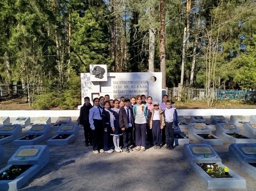 В преддверии Дня Победы ученики 3Б класса вместе с кл. рук. Ивановой Татьяной Владимиро...