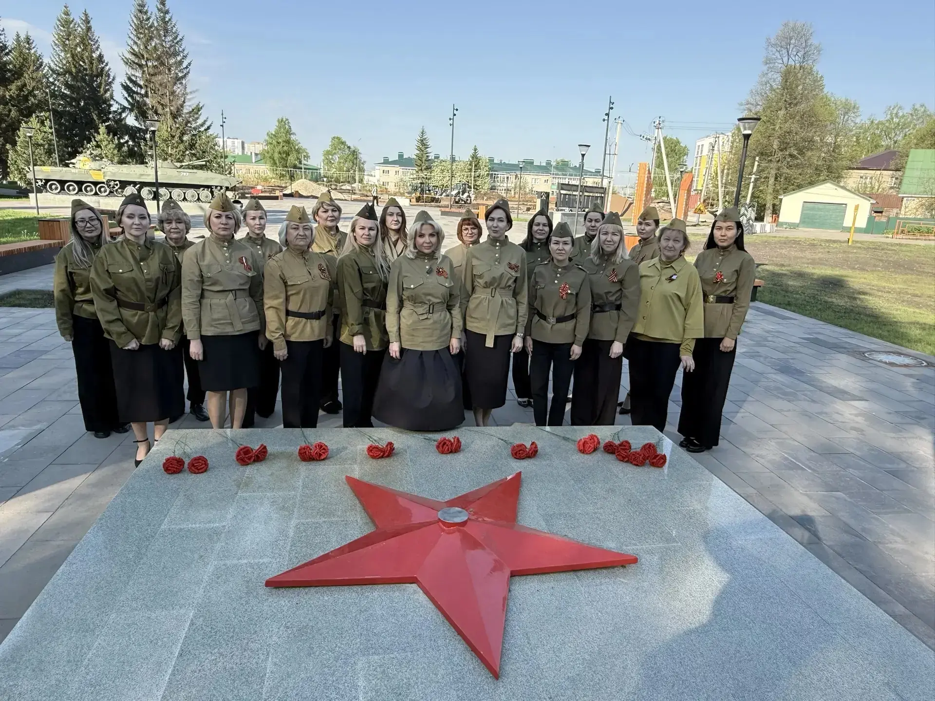 В преддверии великого Дня Победы педагоги Центра образования «Олимп» возложили цветы к памятнику Неи