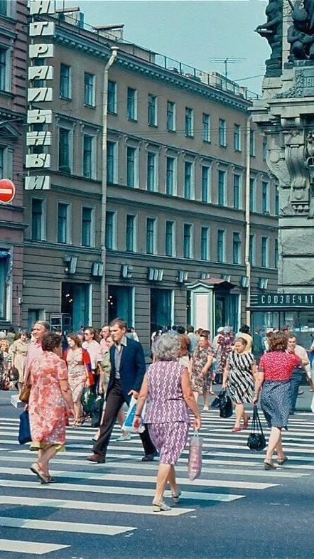 🍦 Ах, этот летний Ленинград!

А кто ещё помнит вкус газировки из автоматов и того самого пломбира? 