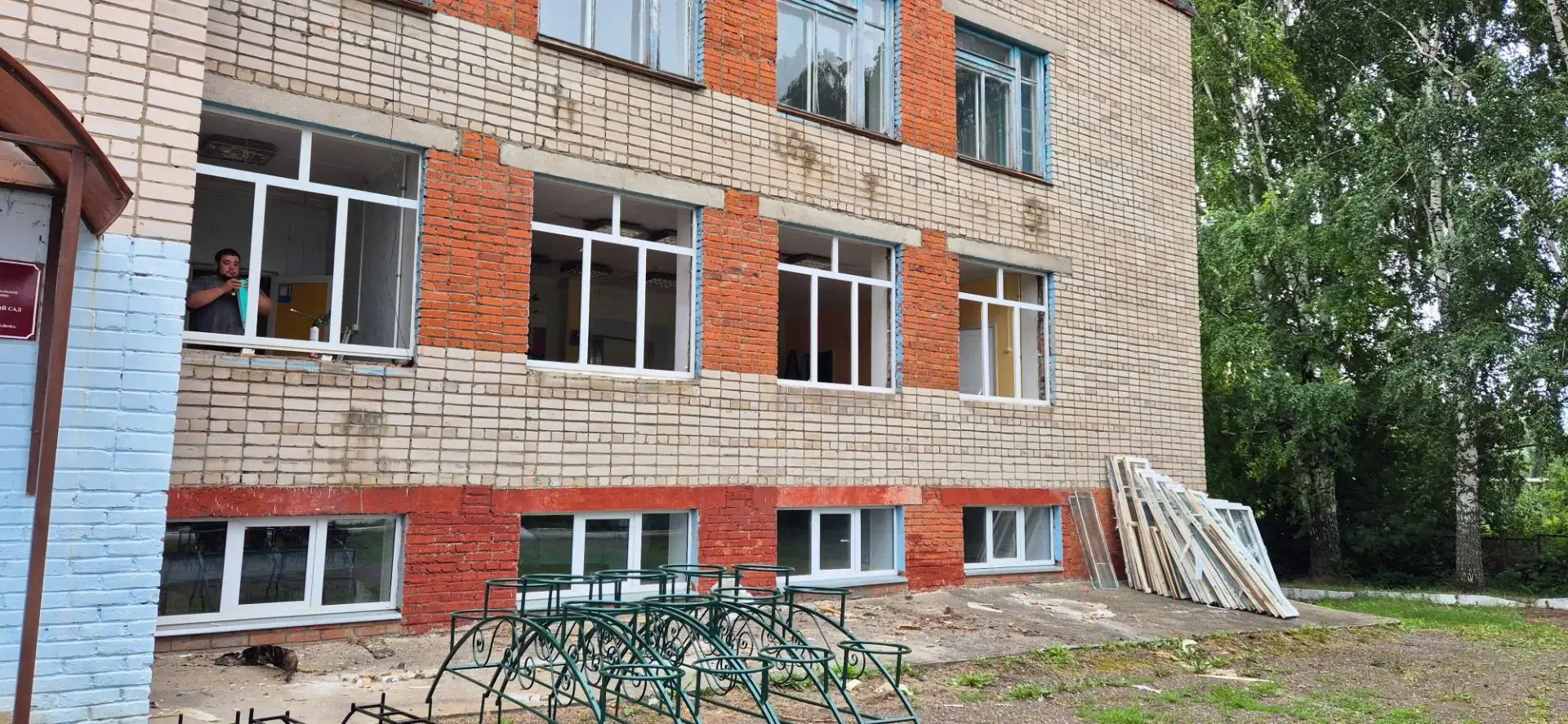 В МБОУ "Тат.Челнинская ООШ" стартовала масштабная замена оконных блоков. Мечта педагогического колле