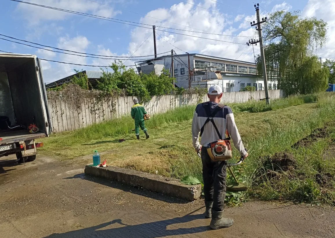 🌿 В Горячем Ключе продолжаются усиленные работы по покосу травы и расчистке ливневой системы.  Комму