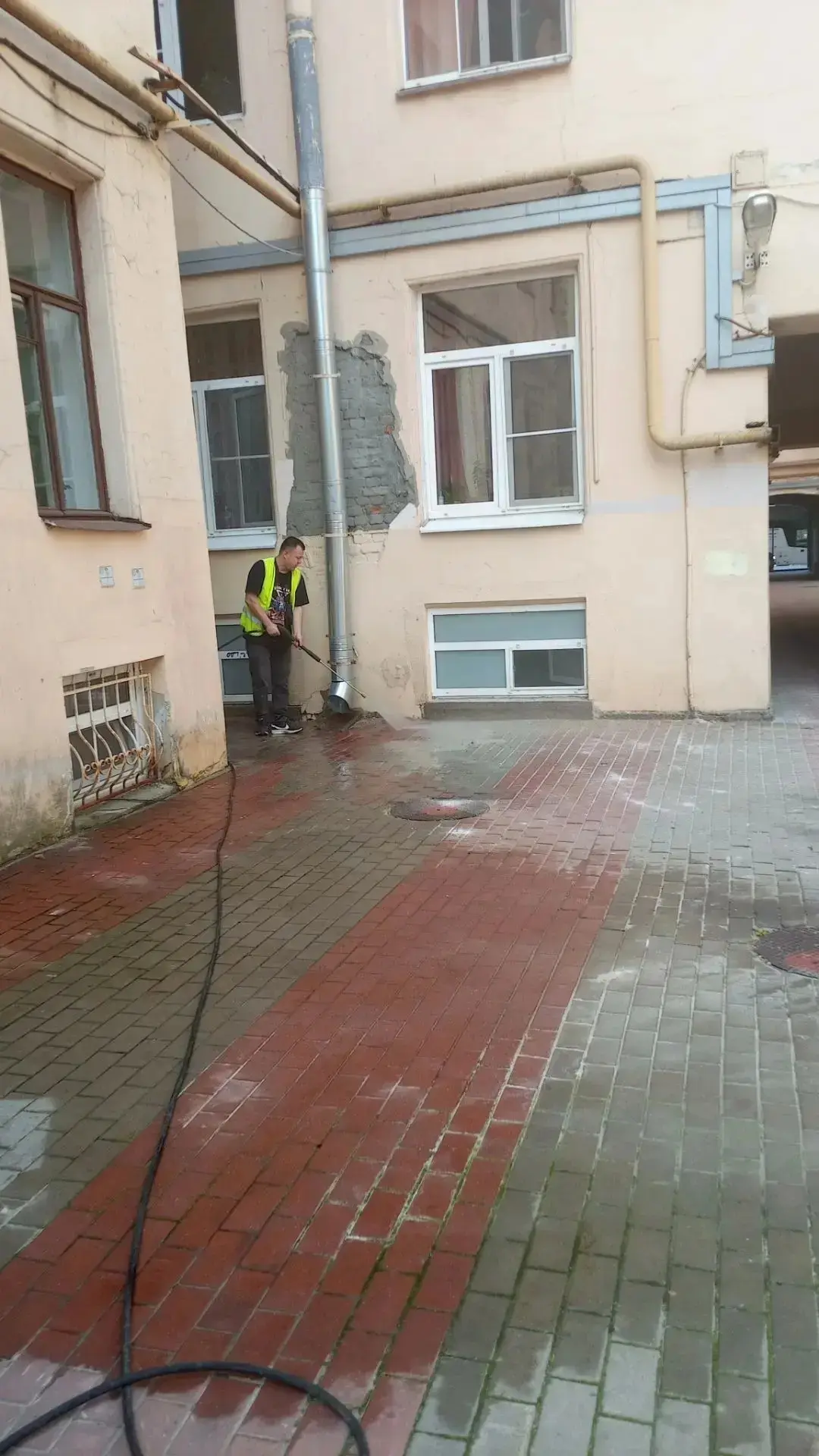 Завершили уборку. Двор приведён в порядок. Можно гулять с комфортом.