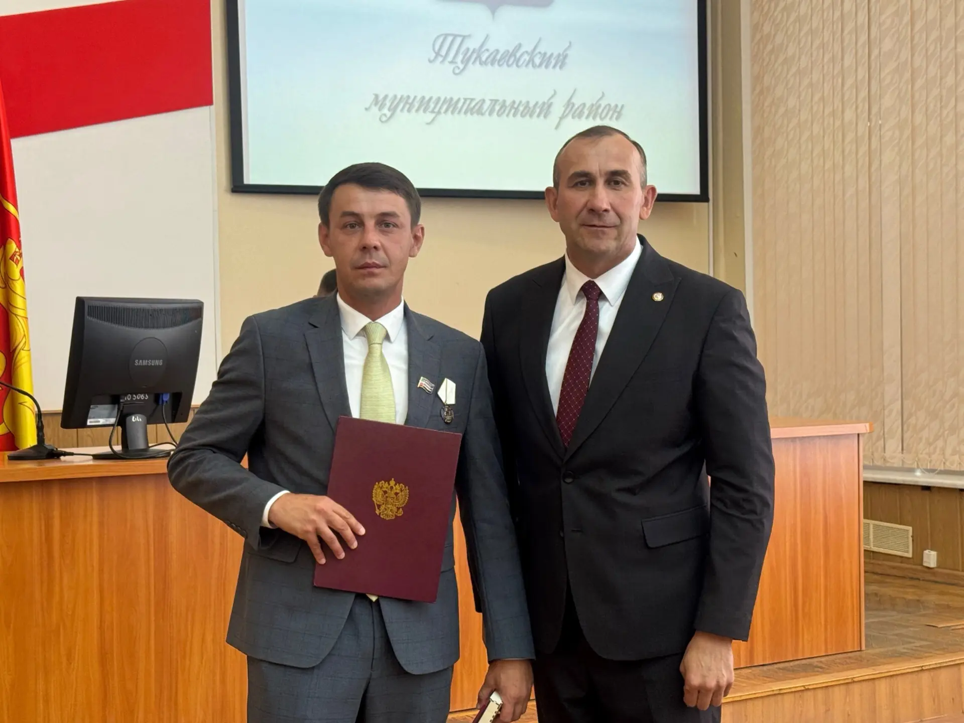 Сегодня на деловом понедельнике глава Тукаевского района Камиль Назмиев вручил награды.

За добросов