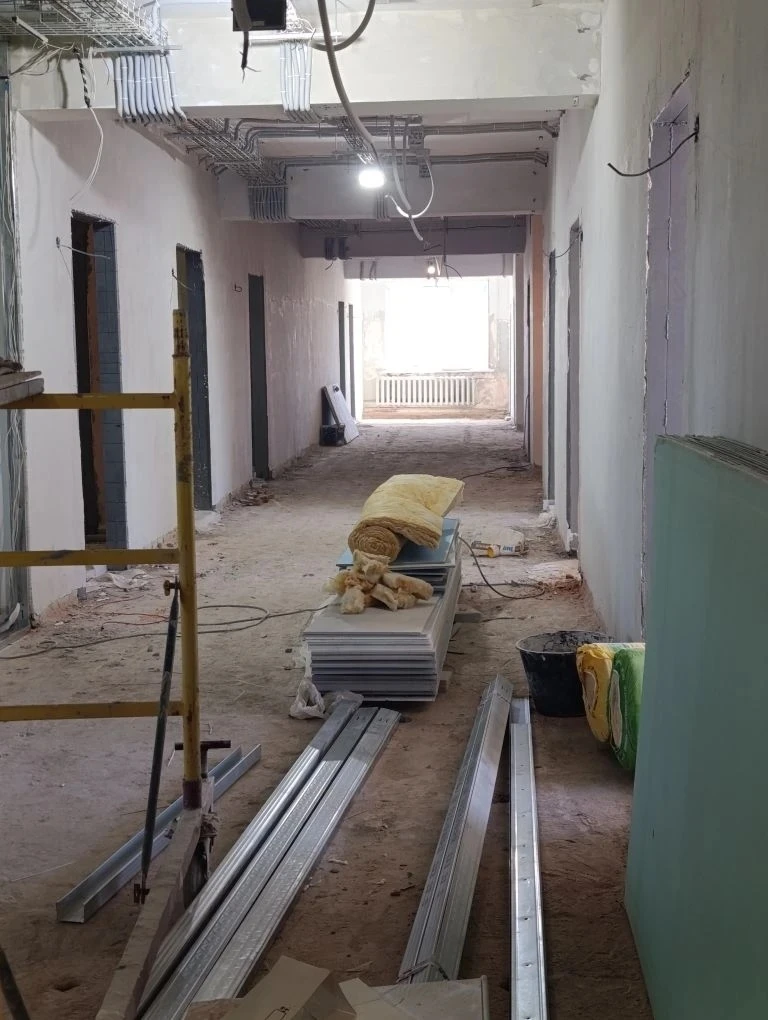 В здании взрослой поликлиники на 2 этаже активно ведутся ремонтные работы. На данный момент выполнен