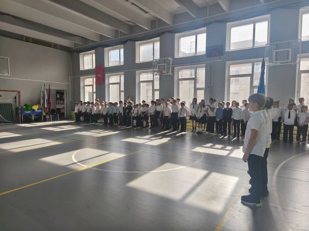 РАЗГОВОРЫ О ВАЖНОМ 🇷🇺  Начинаем новую неделю торжественной церемонией поднятия флага! После церемони