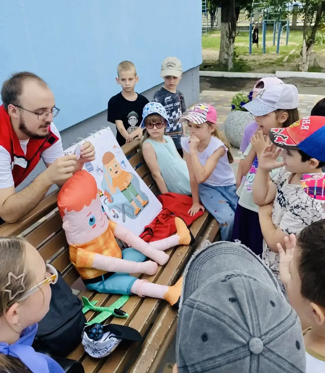 Сегодня в лагере «Радуга» случился настоящий калейдоскоп впечатлений! Утро началось с важного дела —