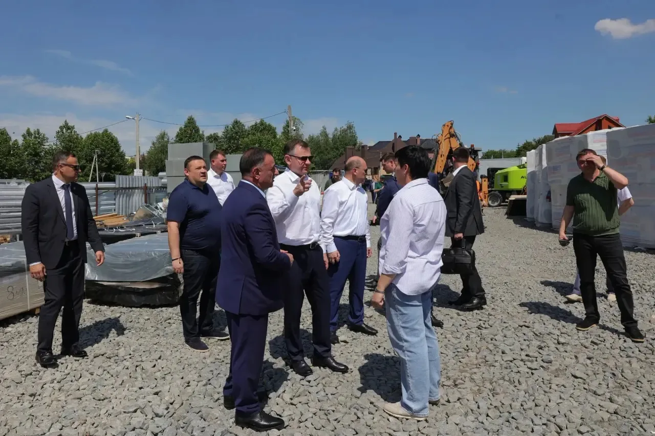 Проверил ход строительства новой школы в микрорайоне Вертолетного поля в Западном жилом...