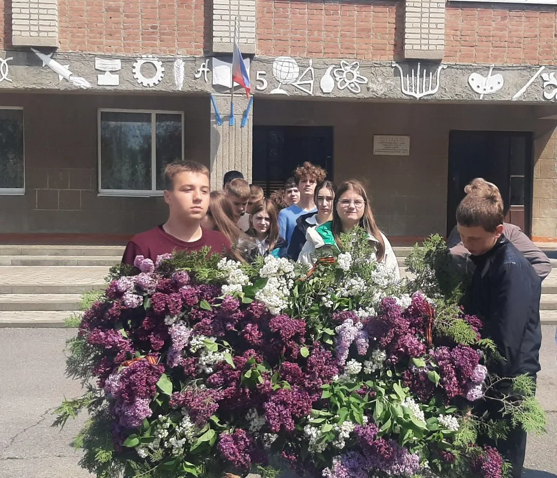 Ежегодно, в День Победы, учащиеся школы и педагоги принимают участие в возложении Гирля...