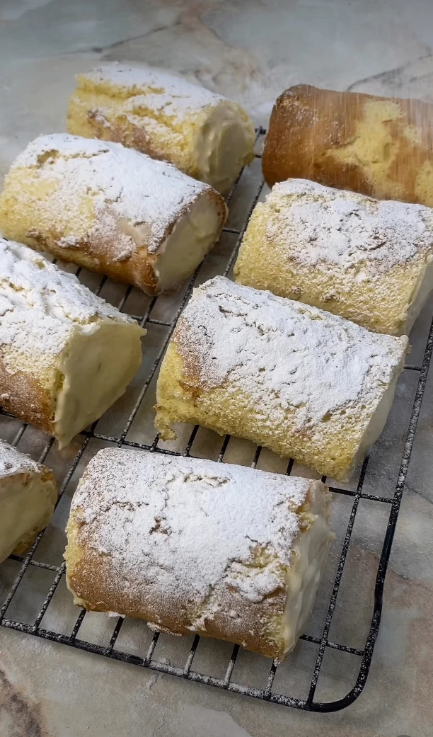 Мини-бисквитные рулеты — нежные, воздушные и очень вкусные Идеальный десерт к чаю или д...