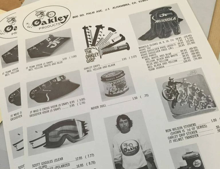 Как собака, мотокросс и Грег Лемонд создали империю Oakley

История бренда Oakley — пример того, как