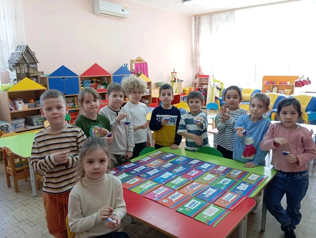 Ребята из группы "Знайки" продолжают готовить памятные подарки для защитников СВО, кром...
