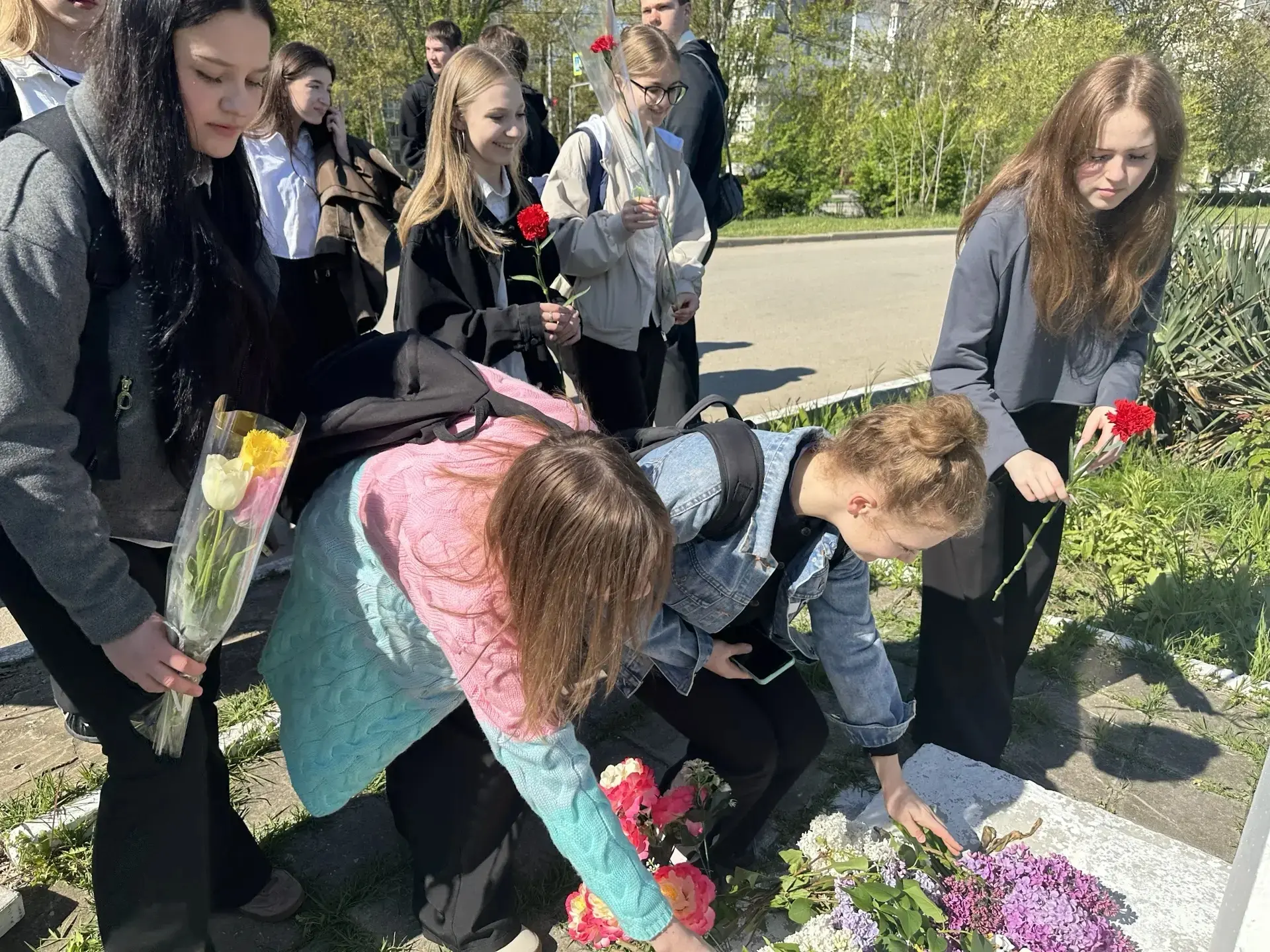 💐«Цветы у обелиска»💐  ⭐️В преддверии 9 Мая учащиеся нашей школы с гордостью присоединились к Всеросс