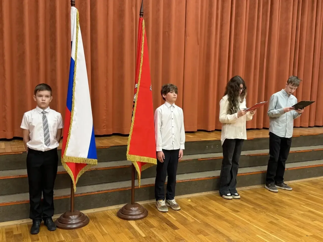 🇷🇺Новую рабочую неделю после праздничных выходных мы начинаем с торжественной церемонии поднятия гос