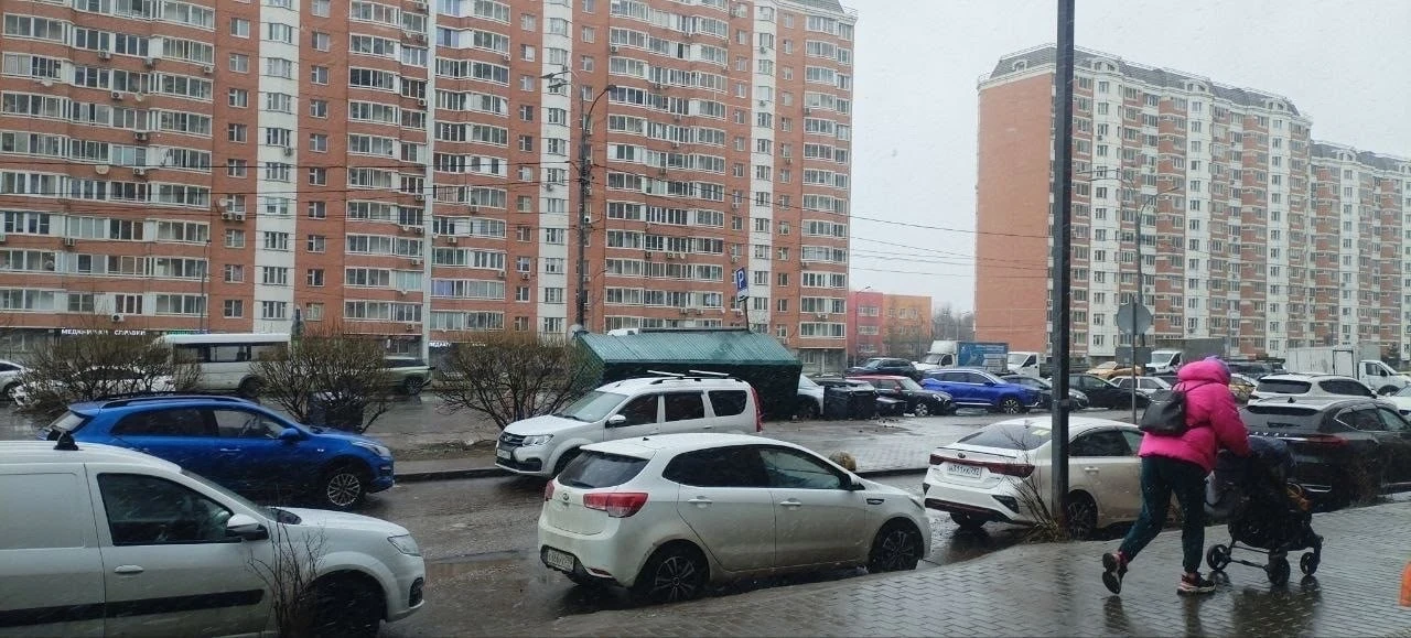 Первые последствия непогоды в Дрожжино.   Бушующий ветер снес крытую контейнерную площадку на ул.Нов
