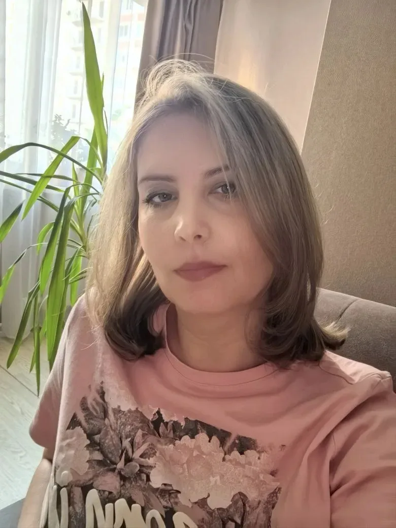 Комплимент - это ведь не про оценку, а про внимание. Кто-то действительно купается в них, как в тёпл