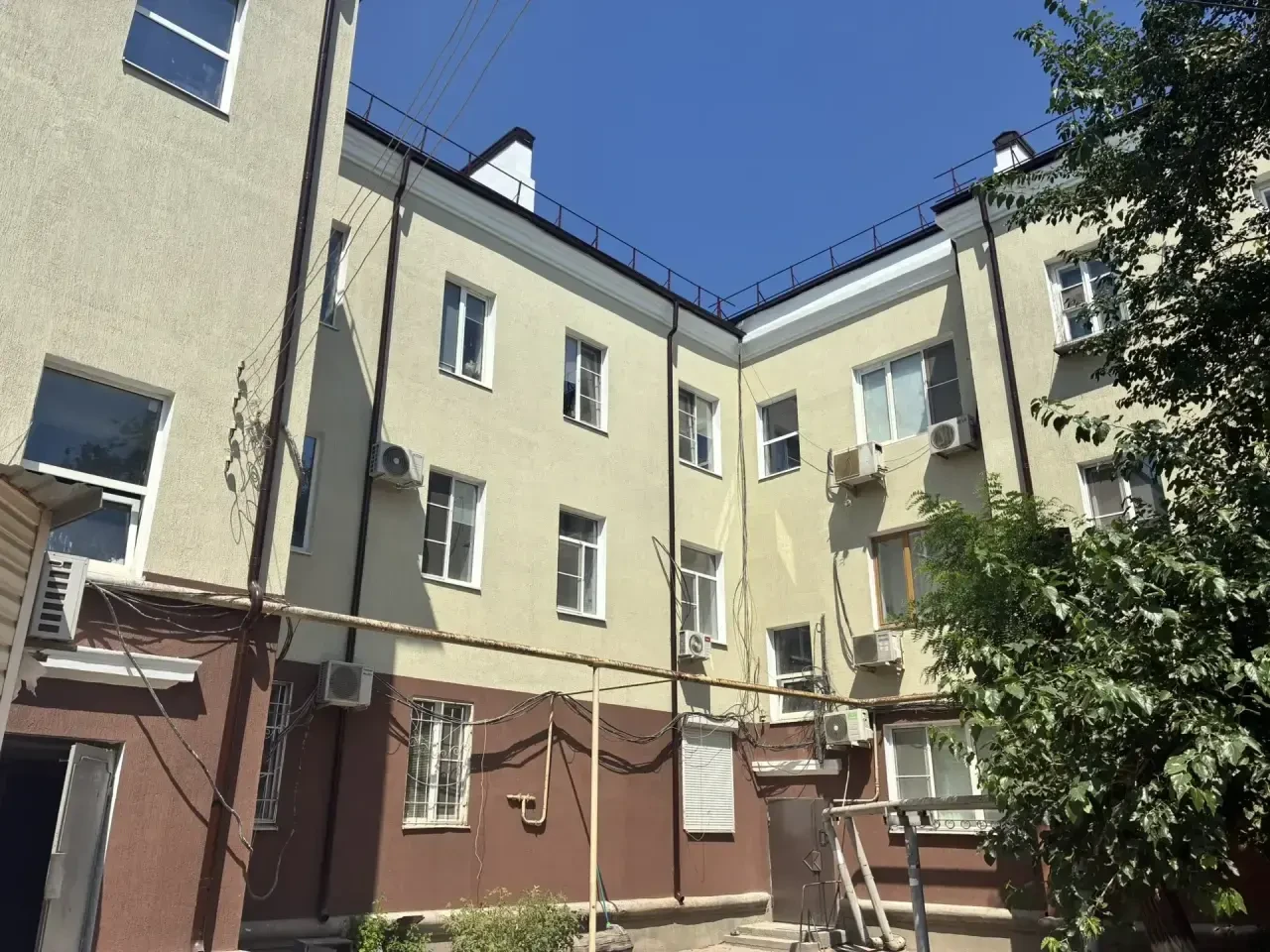 В Астрахани продолжается ремонт фасада многоквартирного дома по адресу : ул. Богдана Хм...