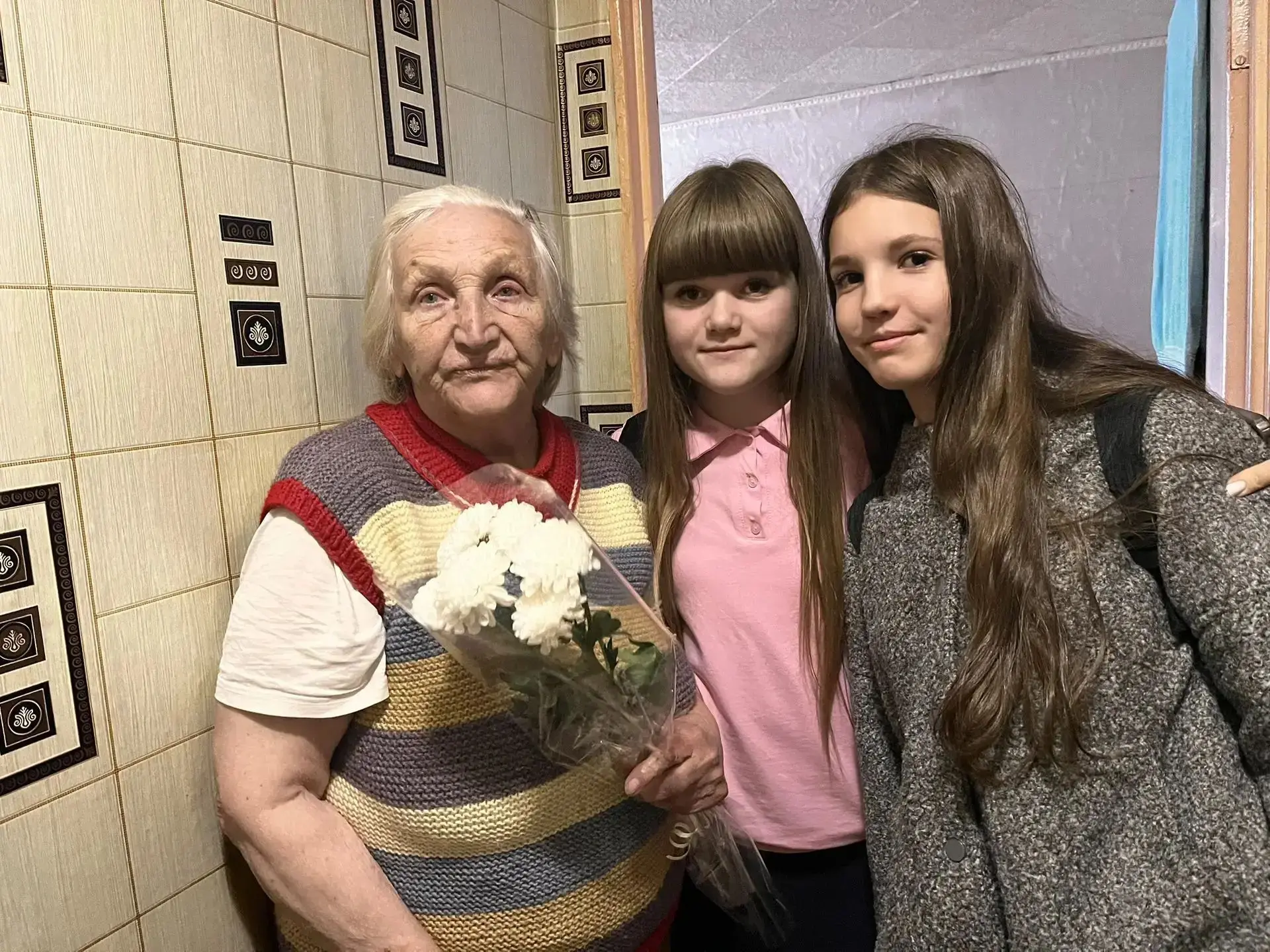 🍁👴👵 Согревая сердца: как наши ученики поздравили бабушек и дедушек с Днём пожилых лю...