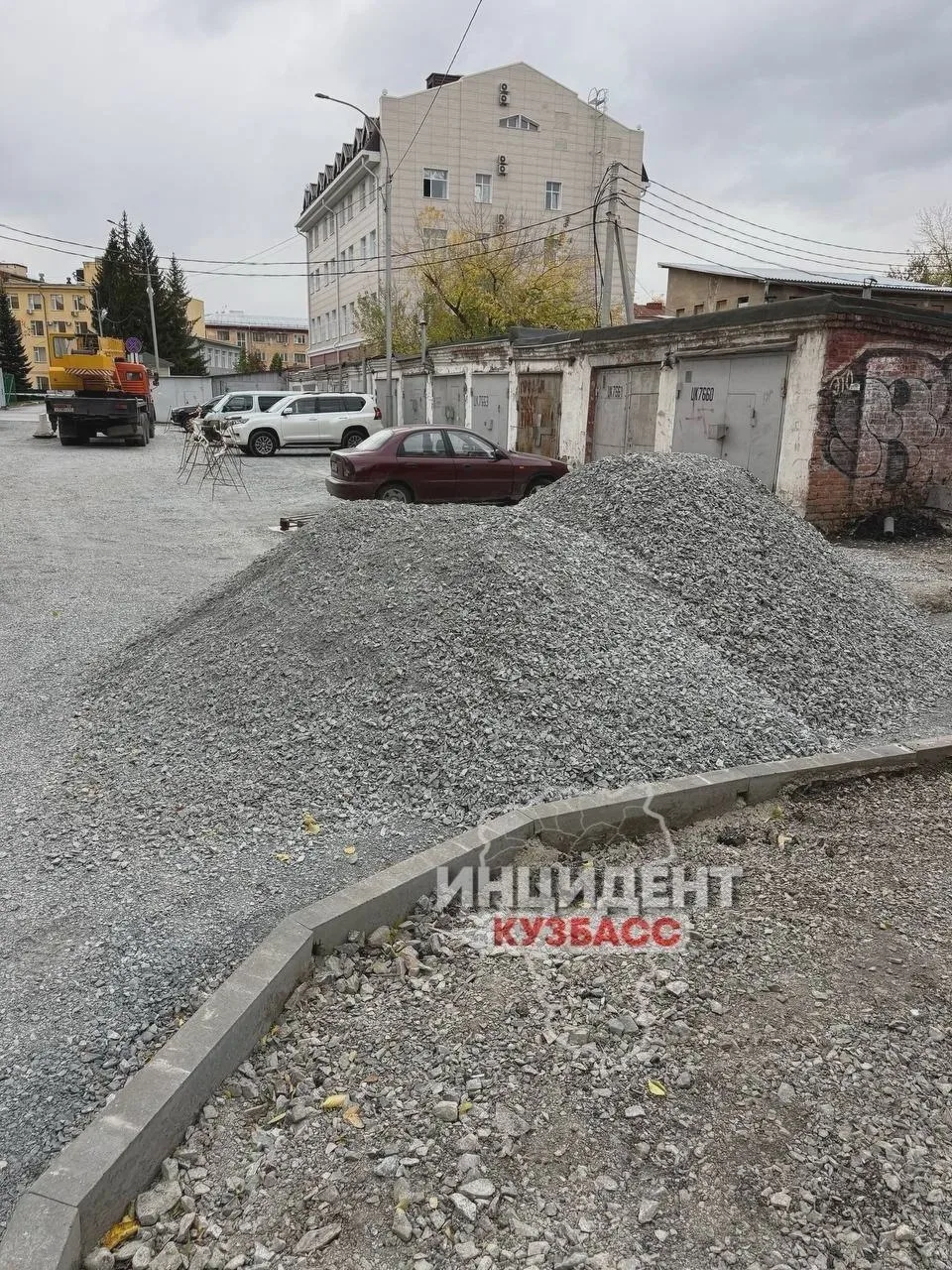 На Арочной стройка закрыла выезд с парковки