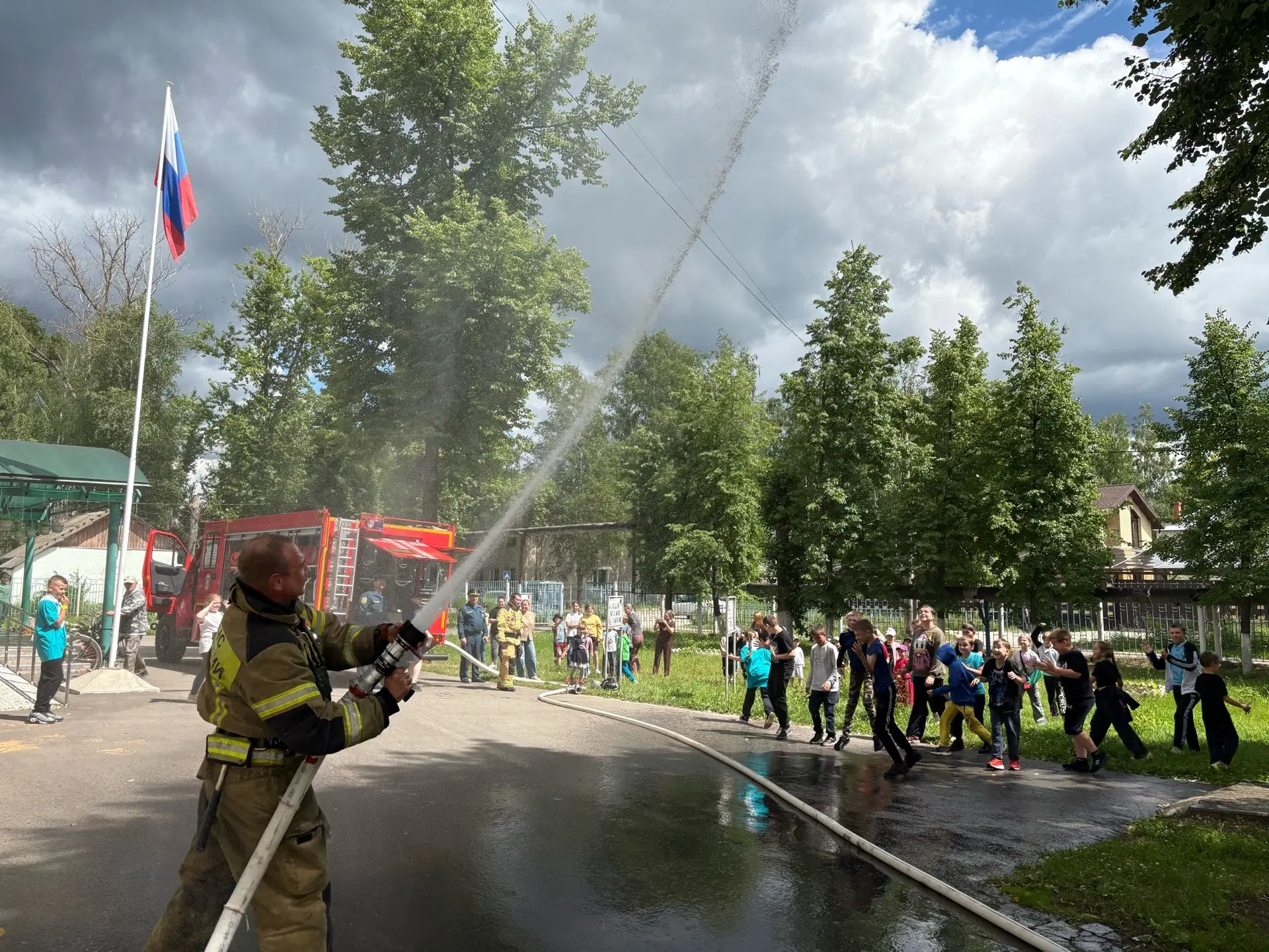🔥 Среда — «Луч безопасности»: Как мы стали юными спасателями и защитниками дорог!🚒👮‍♂️

Сегодня д