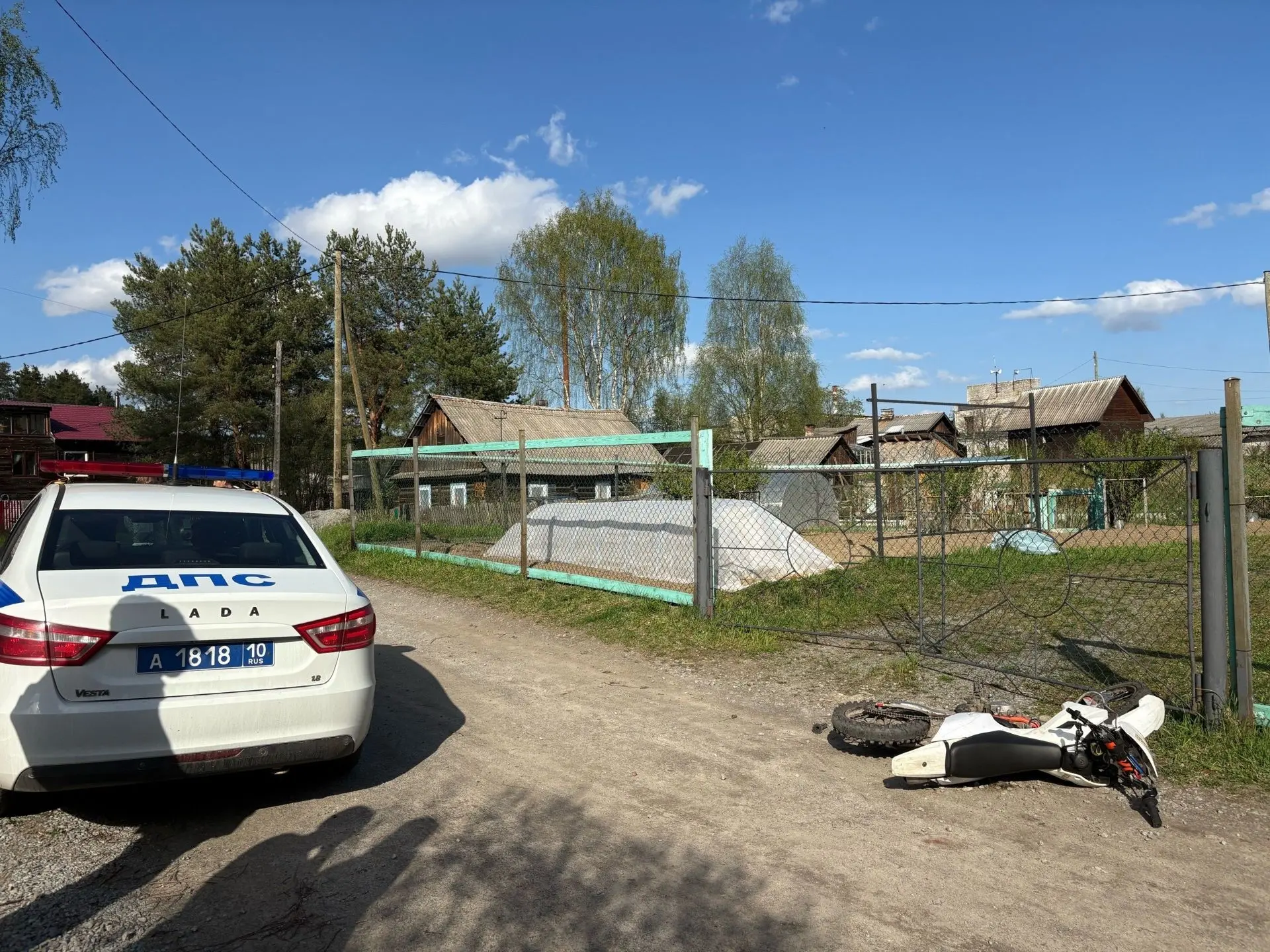 В Медвежьегорске 15-летний водитель питбайка без прав попал в больницу после падения  Подросток на п