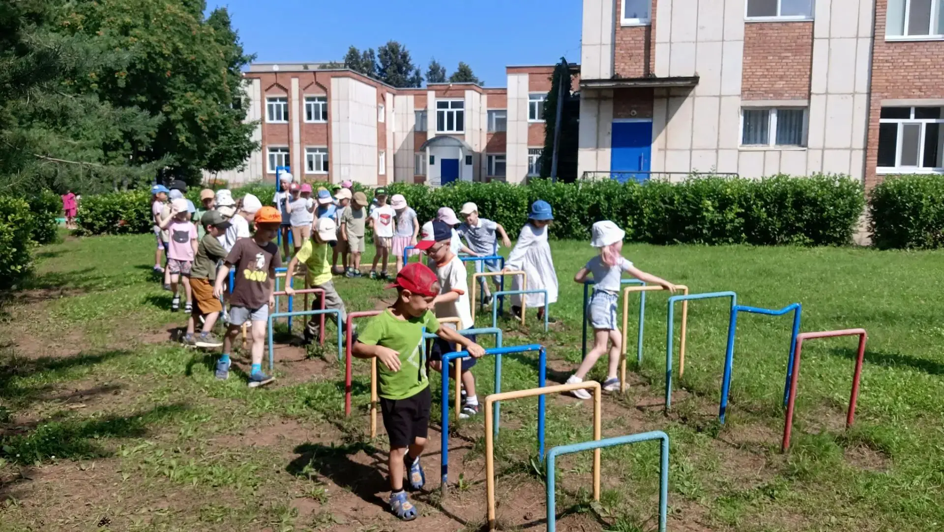 На спортивной неделе в детском саду состоялся футбольный матч между старшими группами «...