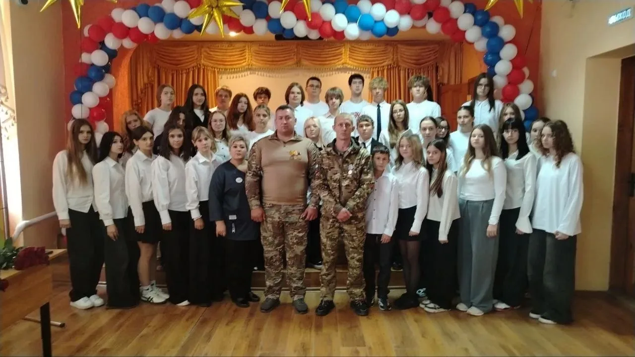🇷🇺 Сегодня советник директора по воспитанию Сапегина А. П.  организовала урок «Встреч...