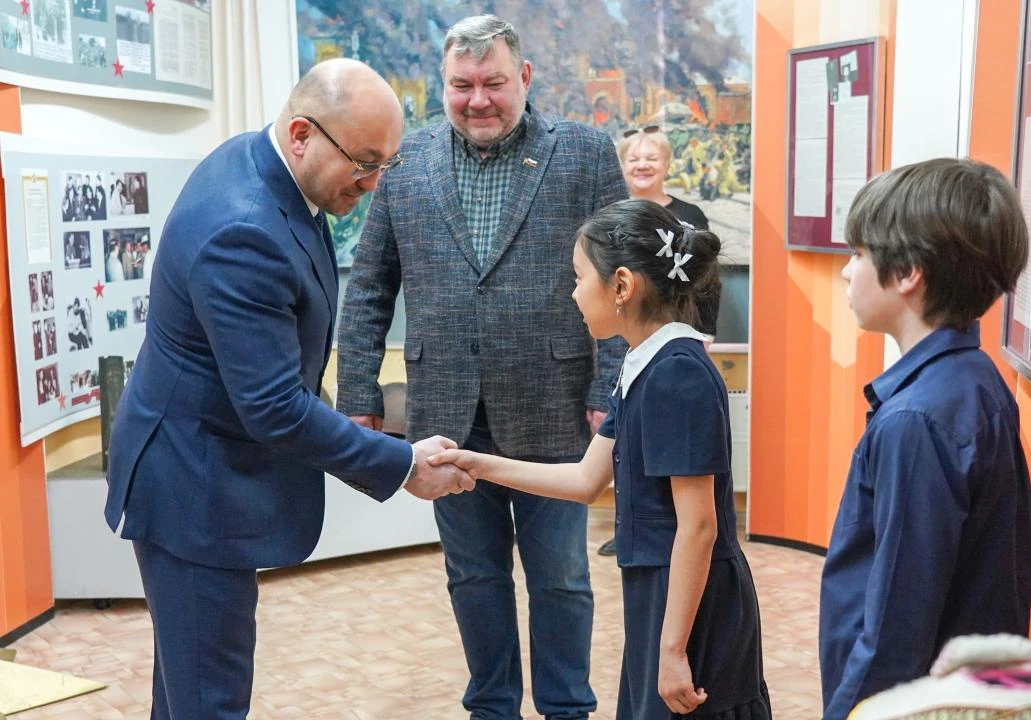 📚 Посольство Республики Казахстан в Российской Федерации передало в дар школе № 1912 книги из своего