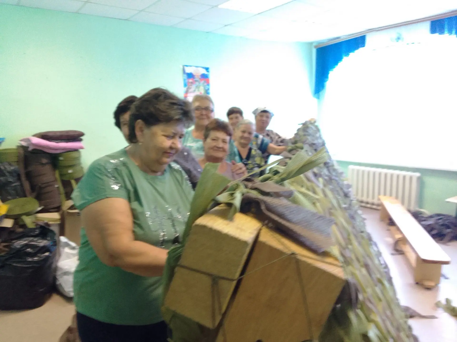 Волонтеры вновь приступили к плетению маскировочных сетей. На помощь бабушкам пришли вн...