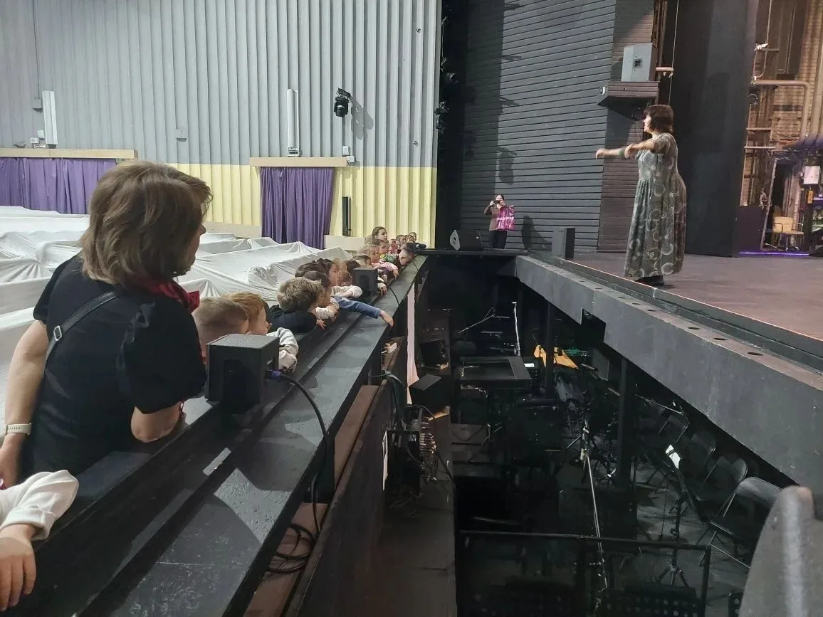 🎭Юные таланты Барнаула познакомились с театральным закулисьем  На этой неделе воспитанники детского 