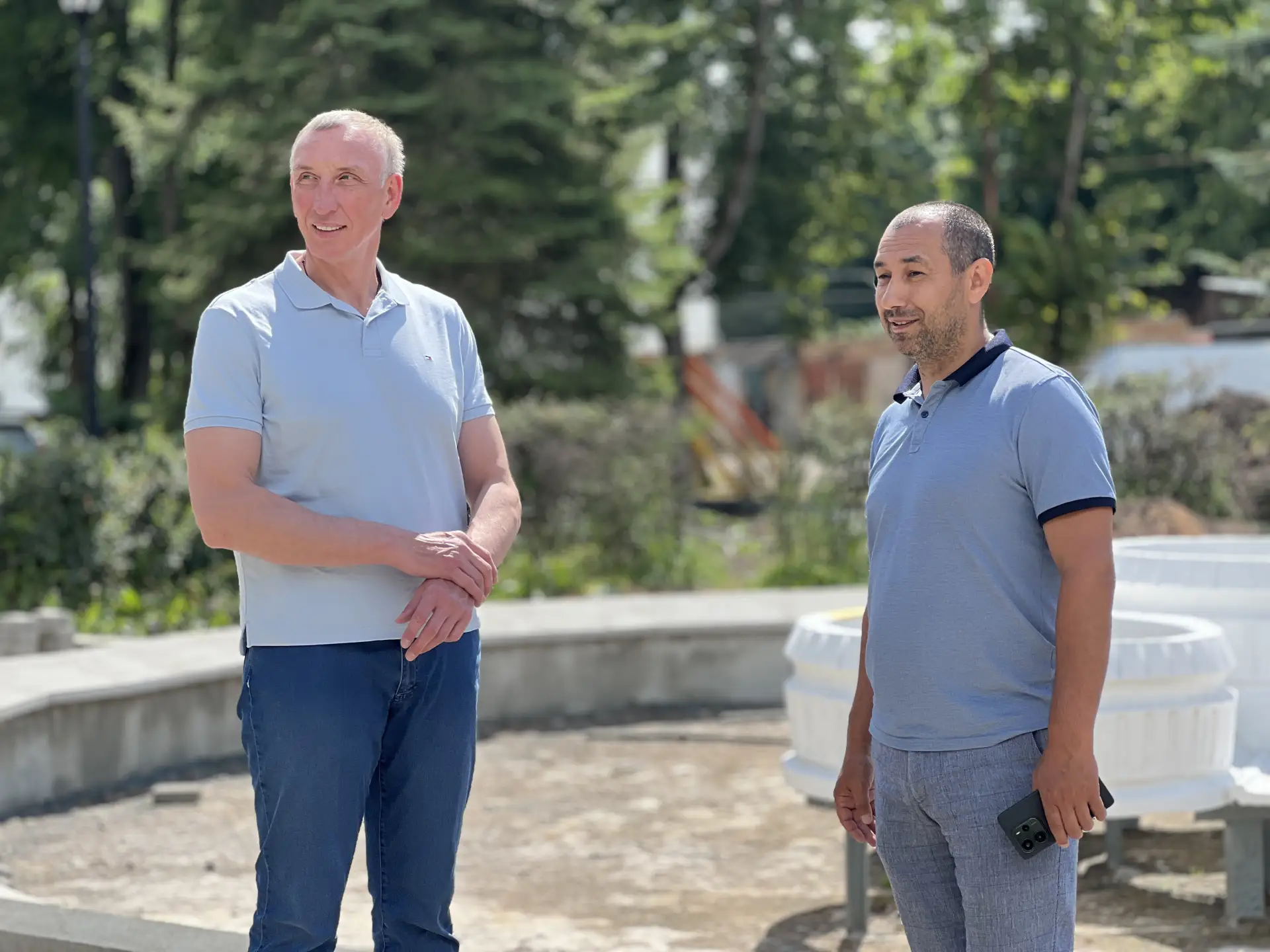 Ко Дню города в заречной части Великих Лук появится новый молодёжный сквер.

Посмотрел, как идут раб