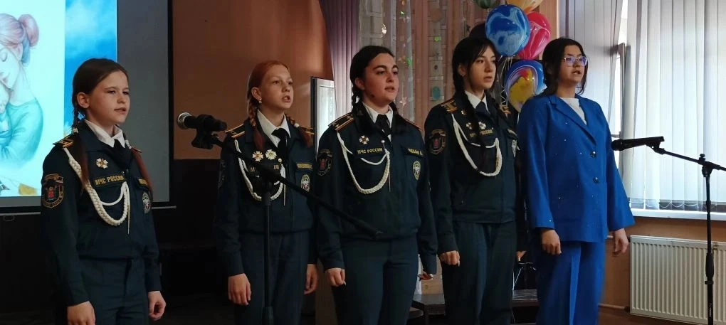 🎶 В нашей школе прошёл отчётный концерт вокального ансамбля «Звёздный дождь»! 🎤✨ Юные артисты подари
