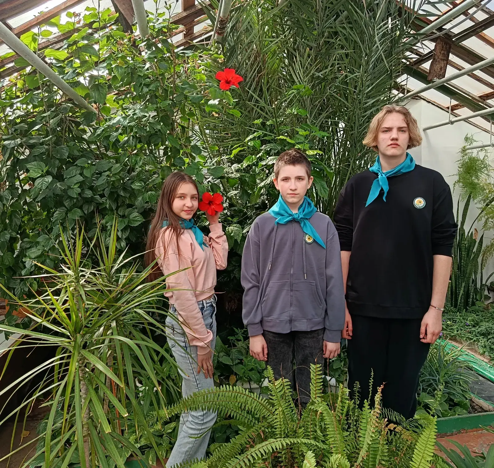 Теплица, томаты и заслуженная ПОБЕДА! 🍅✨  Сегодня в нашей школьной теплице было по-настоящему жарко!