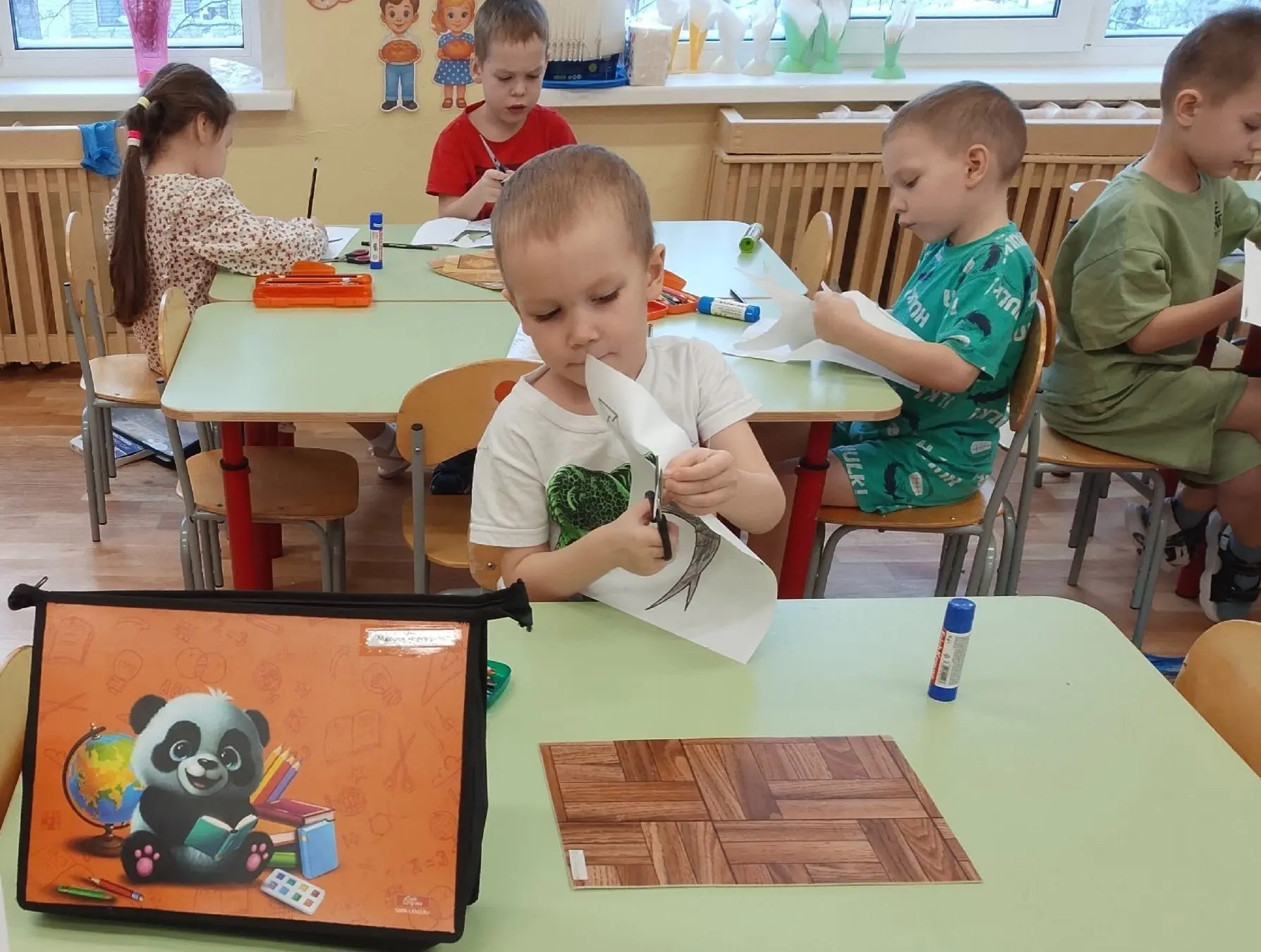 Представьте себе маленькую ласточку, которую нарисовали ребята на обороте хлебного тало...