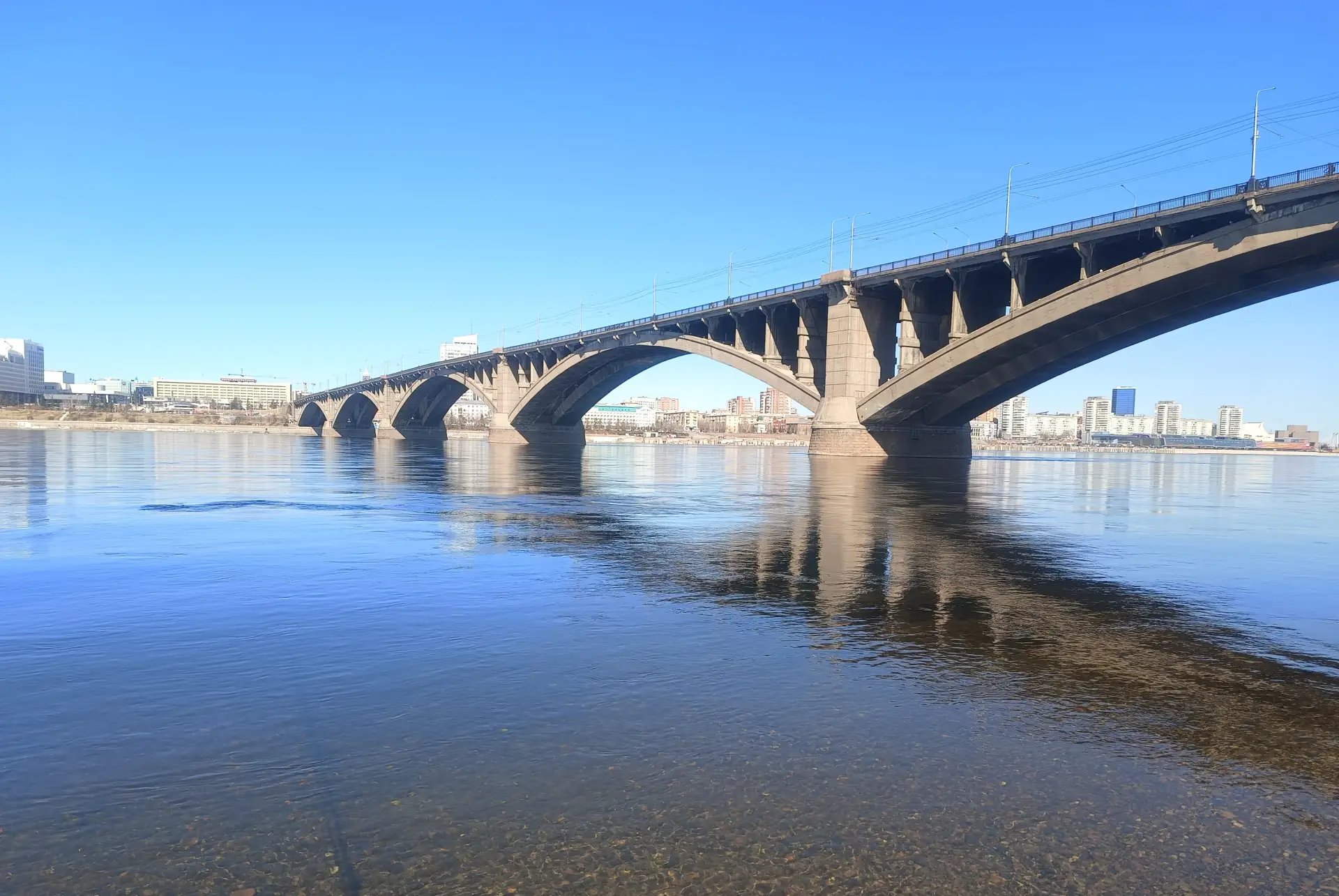 Енисей сегодня кристально чист, в Красноярске солнечно и очень тепло ☀