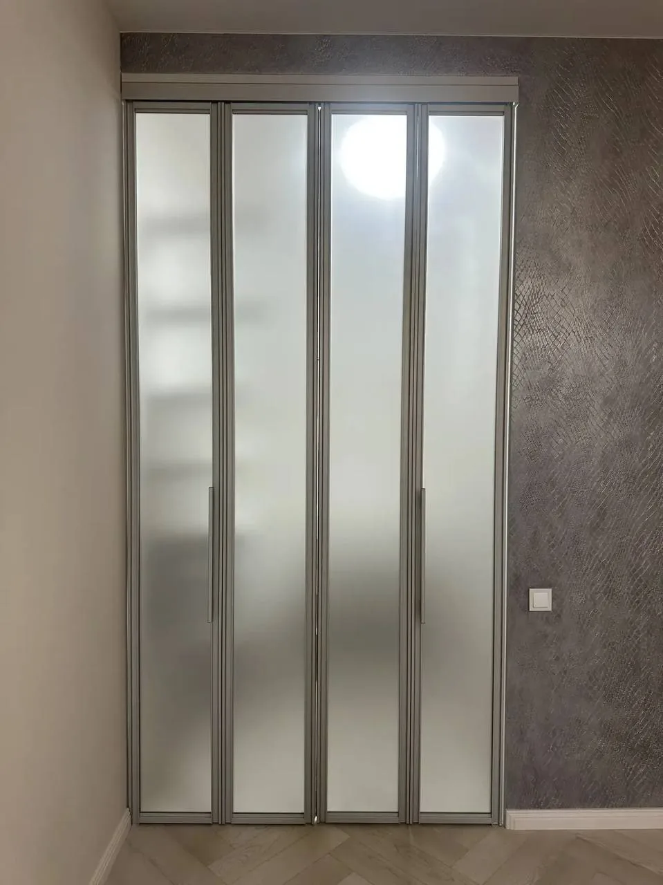 🏡 Когда пространство работает на вас: складные двери «гармошка»
⠀
Знакомо, когда комната вроде есть