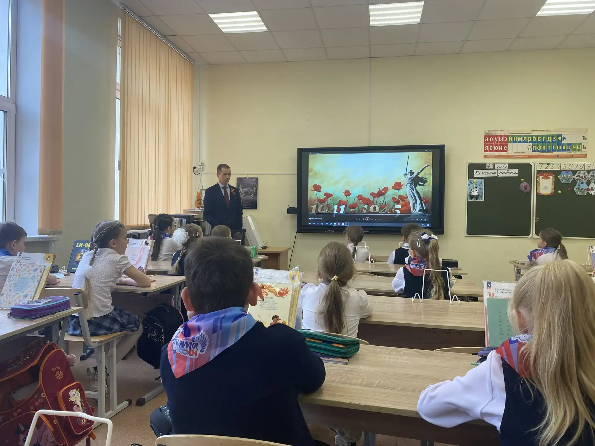 🇷🇺 Новая учебная неделя в нашей школе началась с торжественной церемонии поднятия флага и исполнения