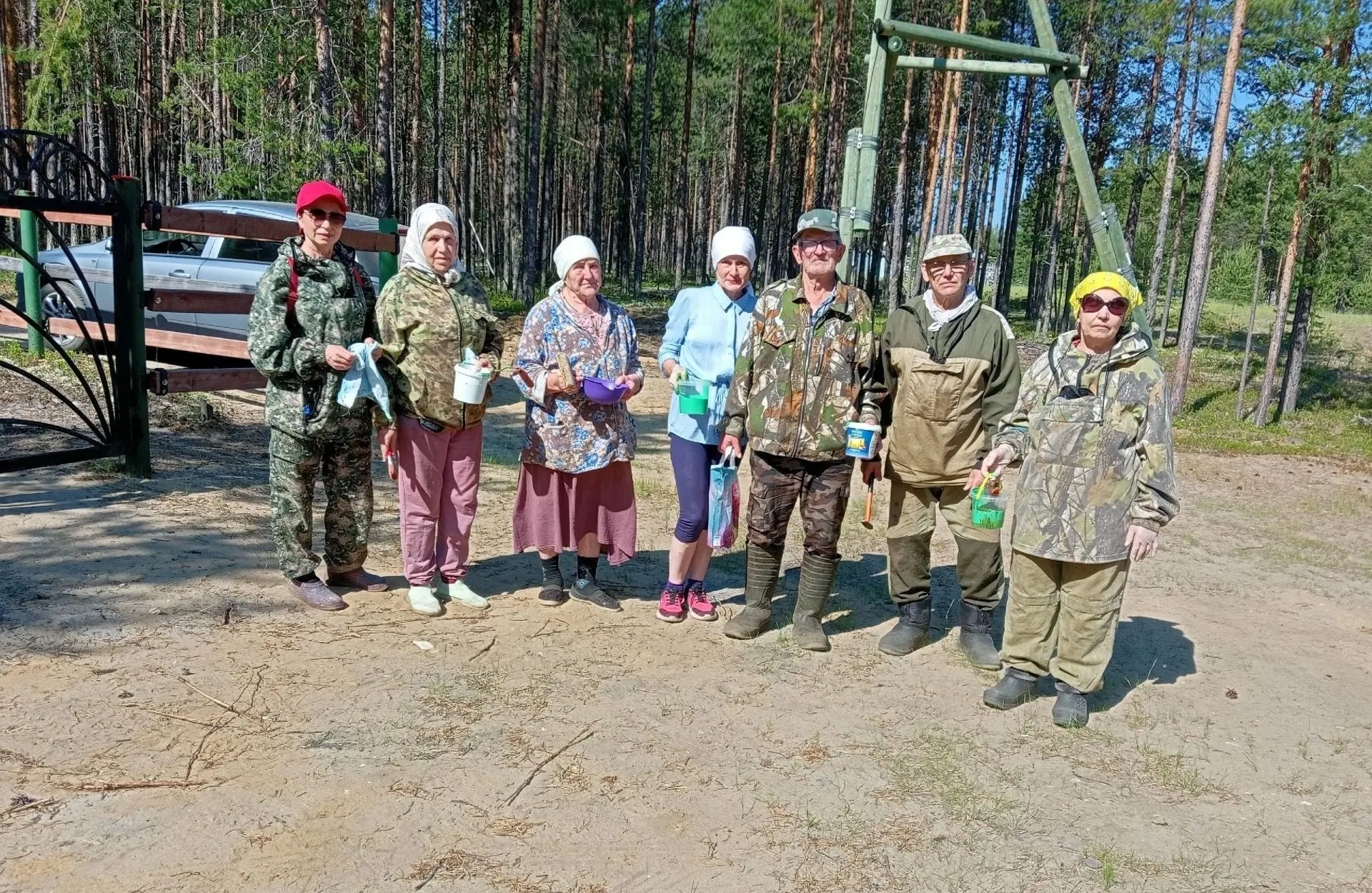 В Синегорье состоялся воскресник в рамках акции "Чужих могил не бывает"

 Жители пст. Синегорье собр