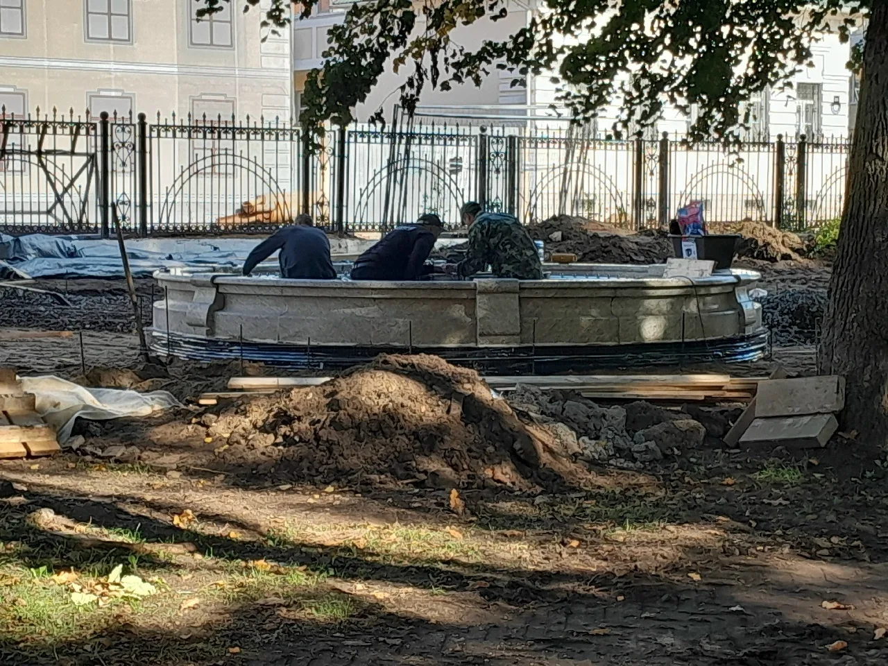 В Журавлевском парке устанавливают фонтан