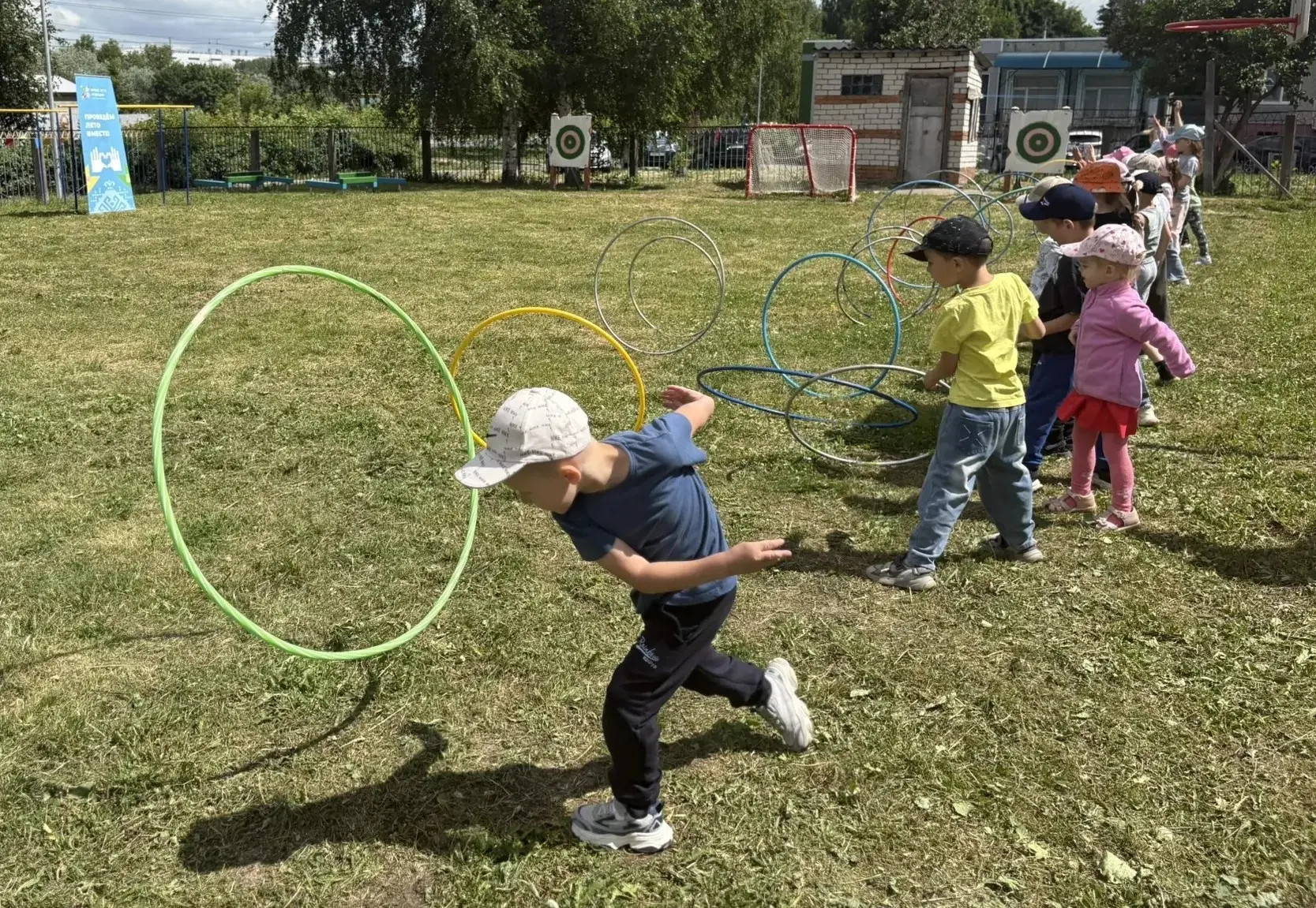 😃В рамках летнего проекта "Спортивное лето" в #доу166чебоксары прошли веселые игры с обручами. 👫Ре