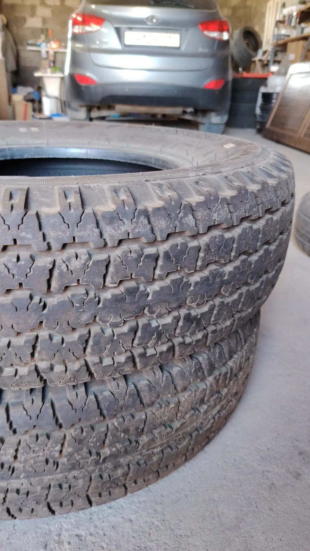 Продам Калёсы для уазика  225/75/16 размер 2 шт. Цена 3000 тыс. 89011369800.