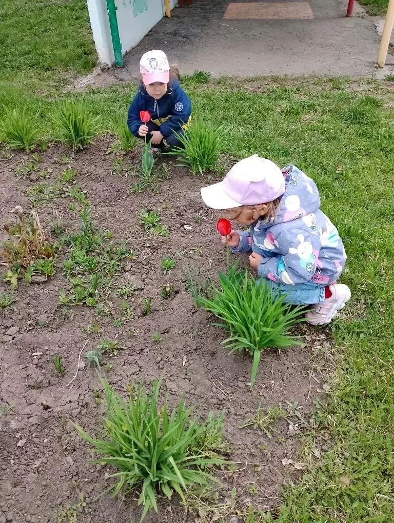 Мир глазами детей — это цветы, солнце и целое море одуванчиков 🌿
Когда можно просто закрыть глаза, 
