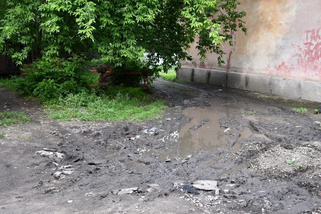 Фундамент дома по ул. Кирова, 17 оказался под угрозой подтопления.

Жители обеспокоены тем, что посл