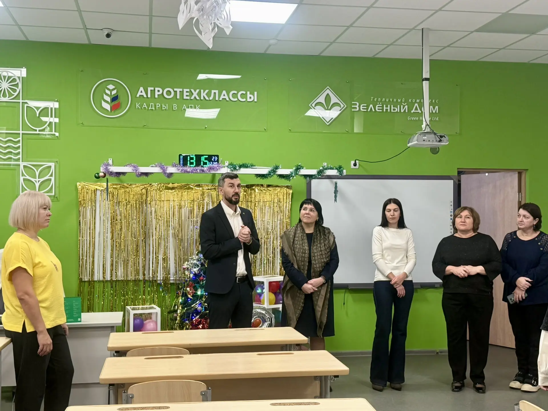 Сегодня наши спонсоры программы «Агрокласс», ТК «Зеленый дом», поздравили ребят и сотрудников школы 